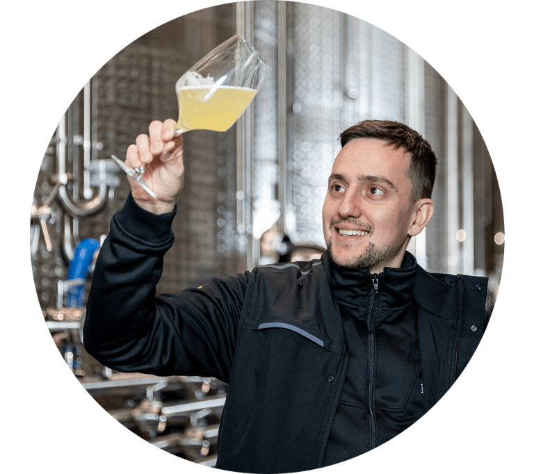 Ein begeisterter Vina Raurica Mitarbeiter bei der Arbeit im Weinkeller