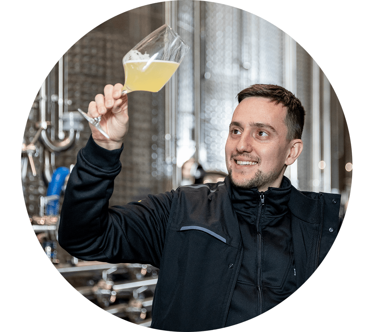 Un collaboratore di Vina Raurica lavora con passione in cantina.